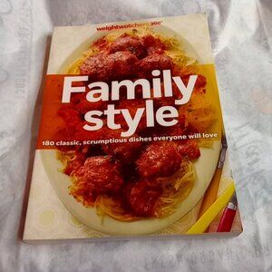 WEIGHT WATCHERS FAMILY STYLE 180 CLASSIC SCRUMPTIOUS DISHES EVERYONE WILL LOVE